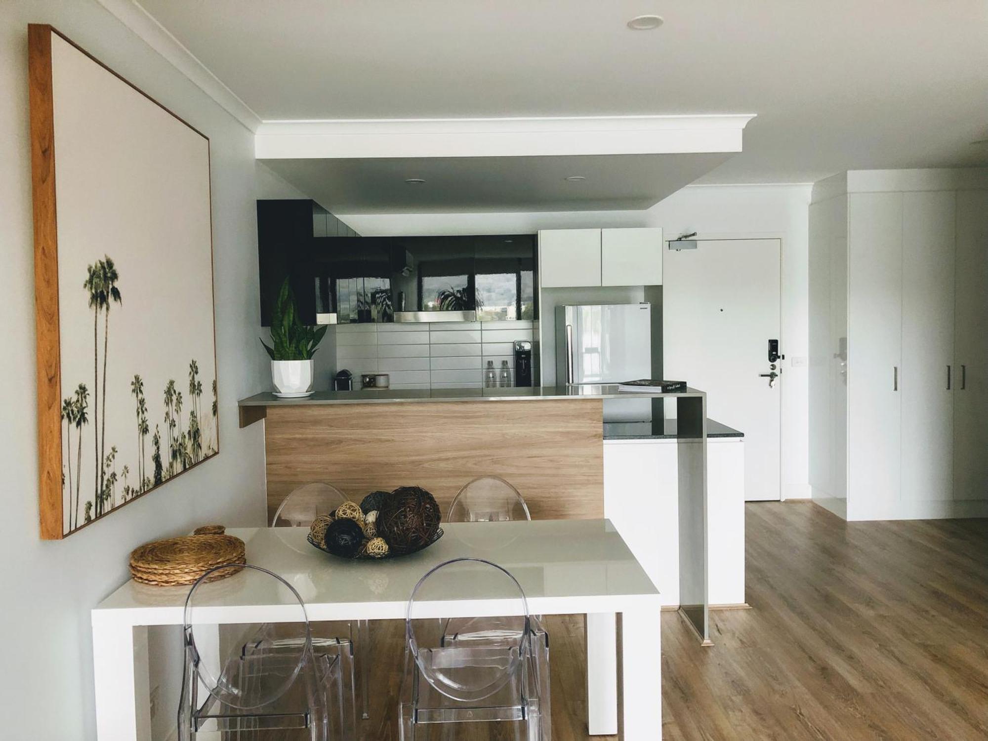 Staying Places - The Avenue Canberra Room photo